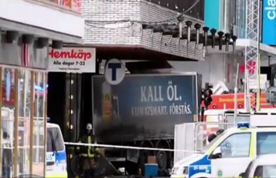 Stoccolma - camion piomba su folla in pieno centro: 4 morti