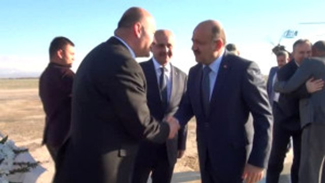 Bakan Işık'tan Şehit Astsubay Ömer Halisdemir ile Annesinin Kabrine Ziyaret