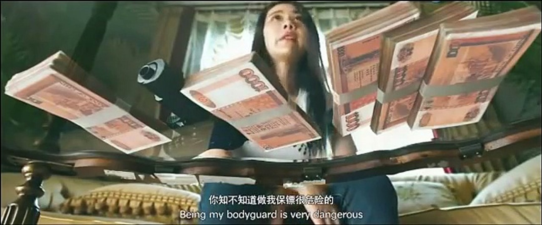美女不小心把裹胸浴巾滑落掉了，尽显完美身材