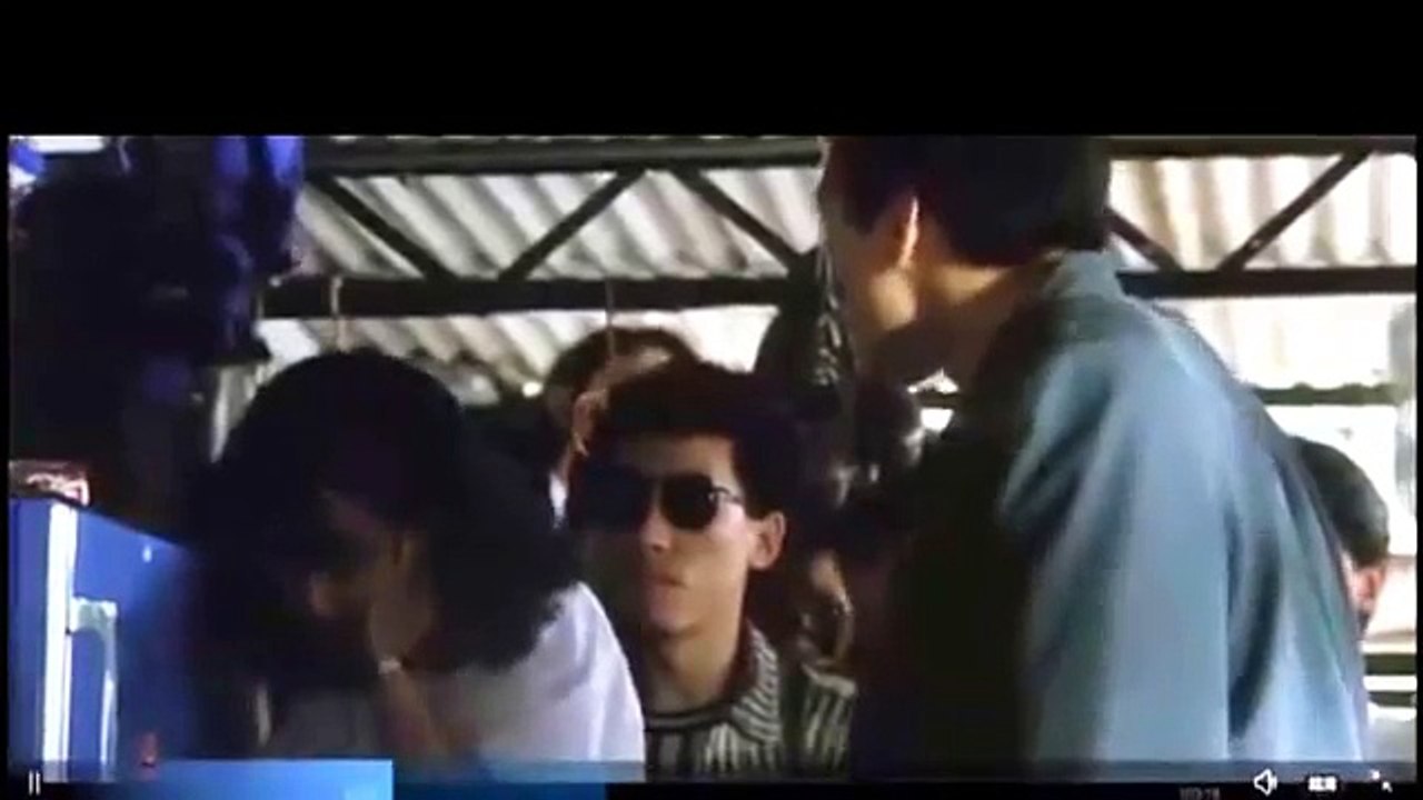 学生妹得罪黑社会老大，被逼当众脱掉衣服！