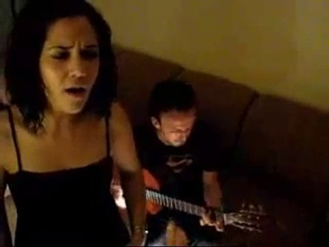 mevsim bahar daha kış değil İnan bana çok geç değil Mevsim bahar daha kış değil Bir kez daha dayanamam Kalbim nasır ama taş değil Bir deli