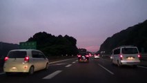 渋滞中の高速道路で路肩を走行する車 東名高速道路 2015.10.11