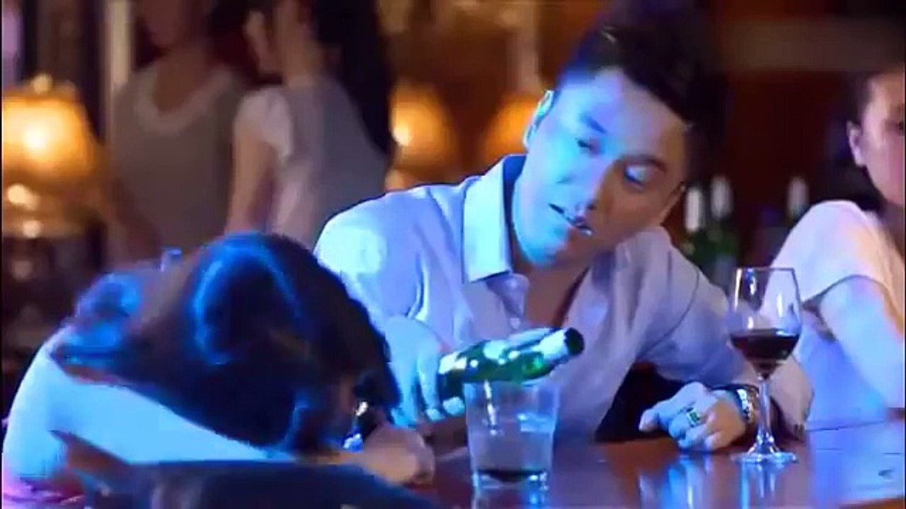 美女在酒吧喝醉,醒來發現自己和一陌生男子睡在酒店床上,氣瘋了把男子一腳踹下床！