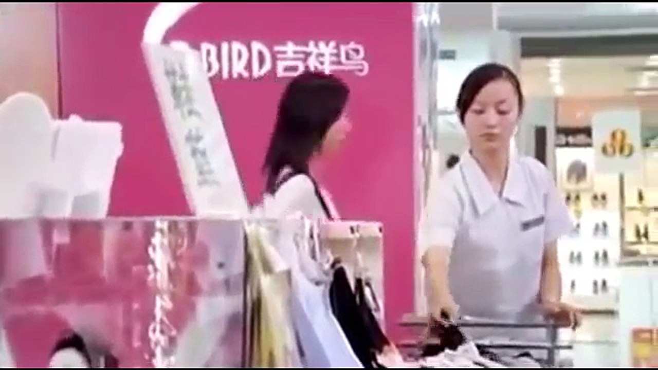 漂亮女老師戀上小男生,小情侶第一次接吻,男生不知道手該往哪放,門衛大叔看到了都不好意思了！