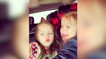 Deux mignones petites filles imitent leur maman !
