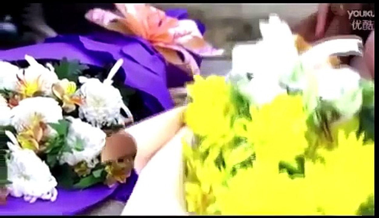女孩把眼鏡和牙套摘掉,變成一個大美女,小伙伴都認不出來了！