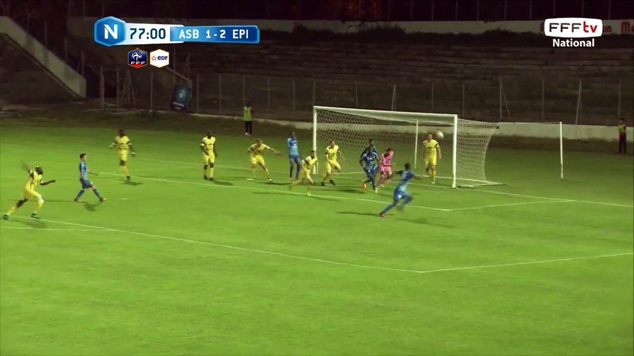 Coup franc et tir dans la lucarne