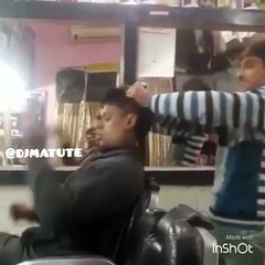 La forma en la que este peluquero hace sus looks a golpe limpio estalla en las redes