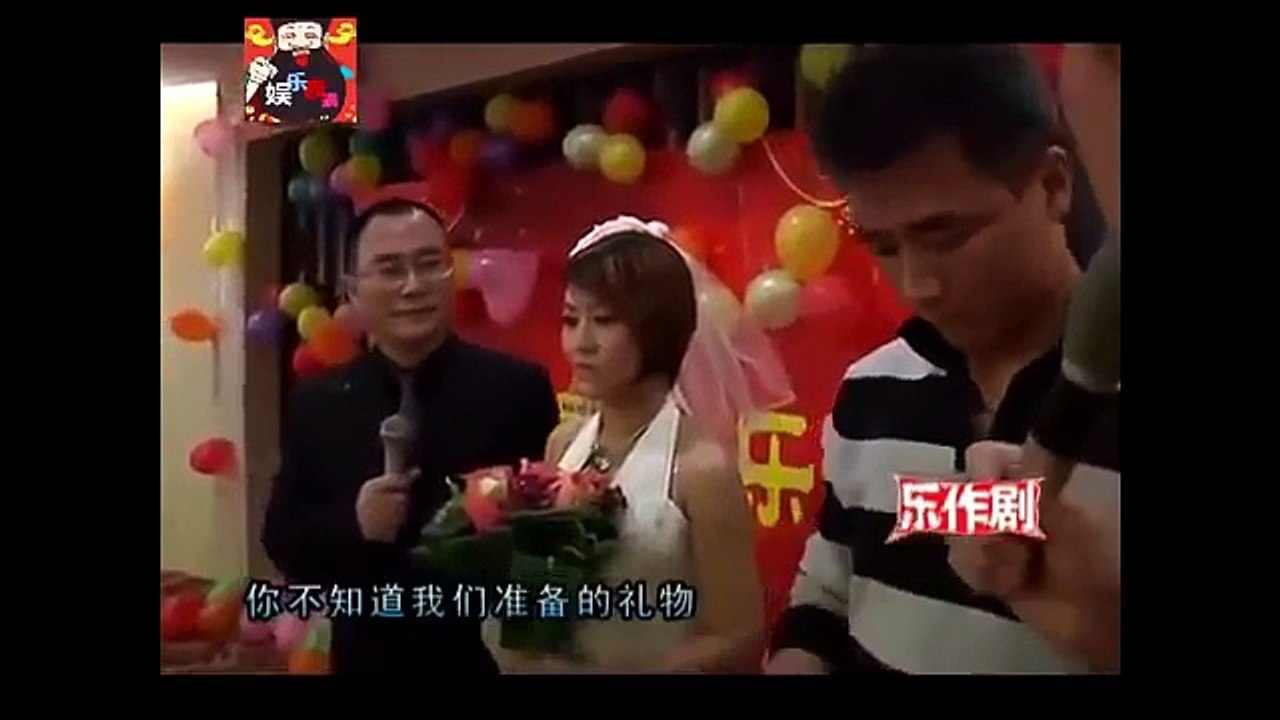 男子跟朋友参加婚礼，没想到新娘是自己的老婆，当场发飙