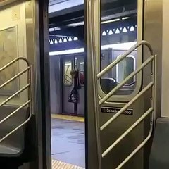 Mujer queda atrapada en las puertas del metro y nadie le ayuda.
