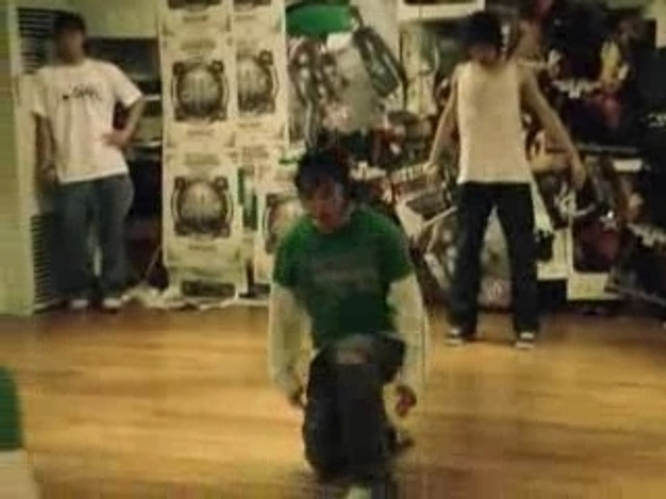 BIG BANG - Tae Yang and G-Dragon dance 1