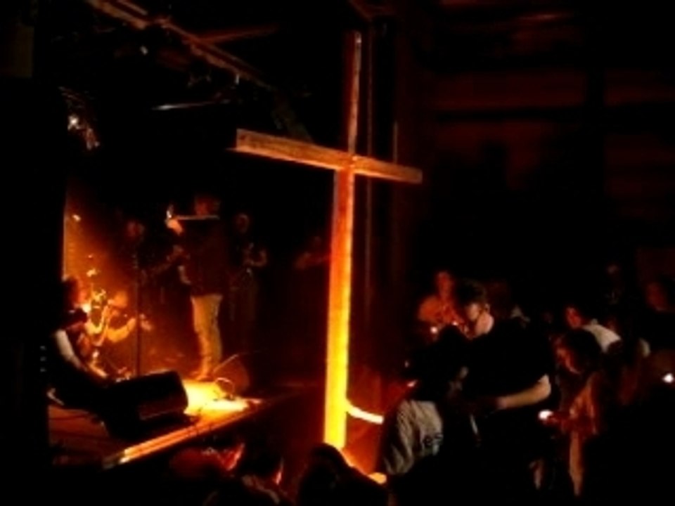 Das Kreuz Kommt in die Mitte