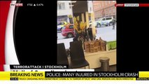 Un camion fonce dans la foule à Stockholm: L'arrestation d'un homme filmée