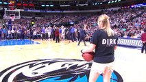 Une supportrice de Dirk Nowitzki rentre un tir du milieu du terrain à Dallas !