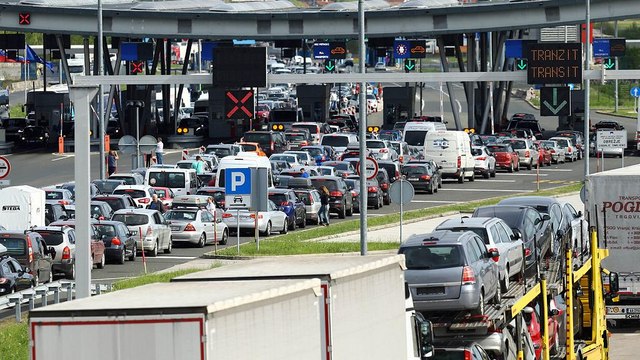 EU verschärft Grenzkontrollen: Lange Wartezeiten für Reisende