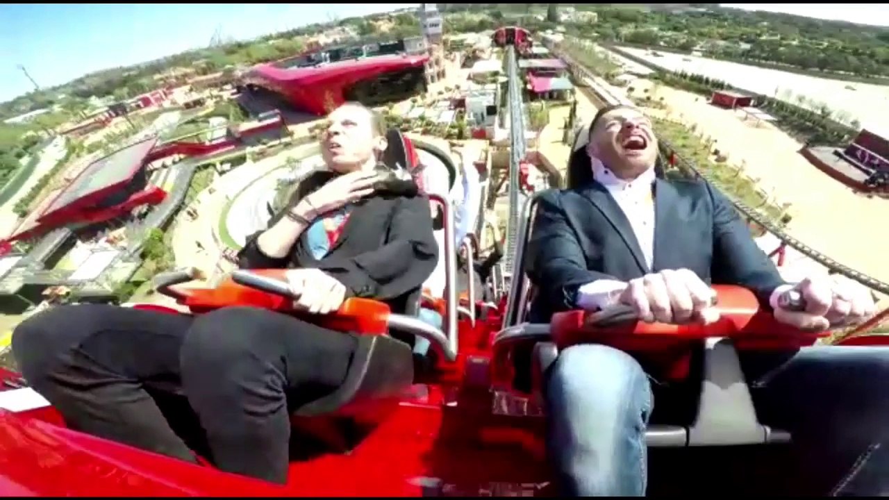 Le gars se prend un pigeon en pleine tête pendant un tour de montagne russe