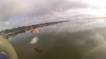 Ce parapentiste va se crasher dans l'eau...