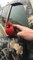 Cet oiseau cardinal rouge n'a pas peur du tout... Tranquille sur le rétro
