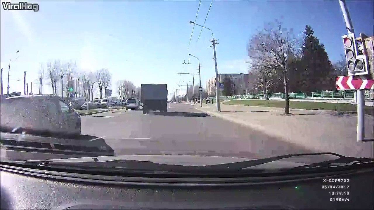 Ce camion perd une vache au milieu de la route... Viande gratos!!!