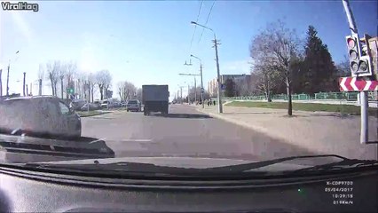 Ce camion perd une vache au milieu de la route... Viande gratos!!!