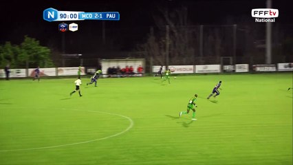 La frappe est contrée et part en corner pour Pau.