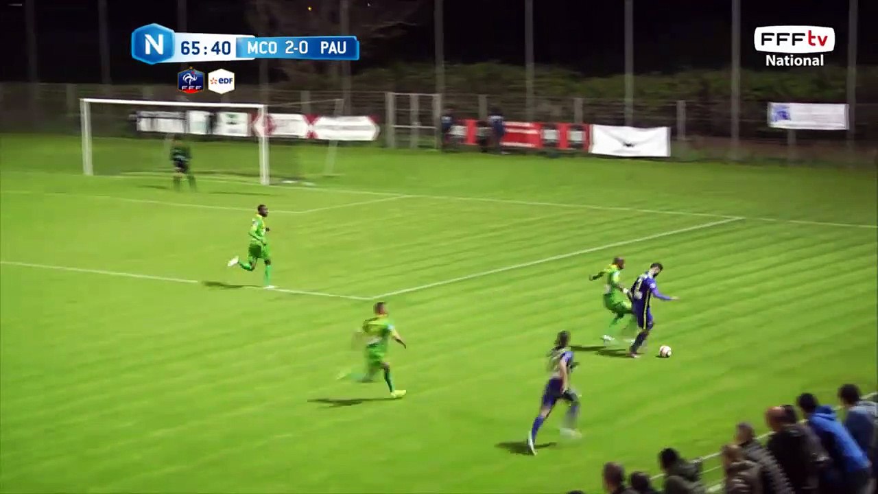 La frappe contrée de la main mais l'arbitre ne siffle pas.