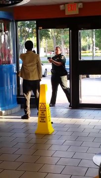 Il se fait taser les burnes par une flic... Trop agressif, ça va le calmer