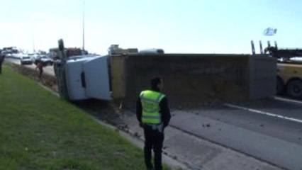 Tem Otoyolu'nda Hafriyat Kamyonu Devrildi: 1 Yaralı