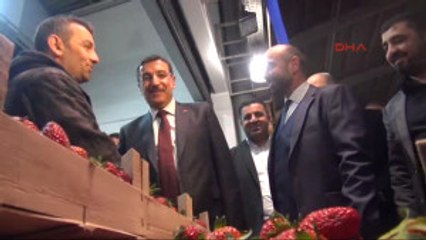 Bursa'da Hal Esnafı Bakanı Sebze ve Meyvelerle 'Evet' Yazarak Karşıladı