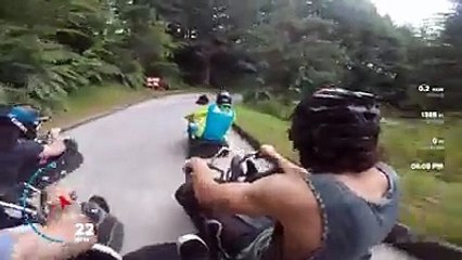 Course de luge à roulettes à 60km/h !! Des fous !