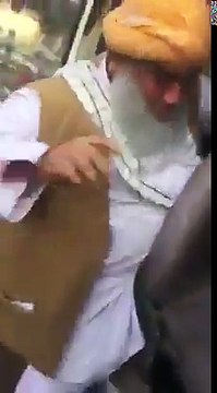 Molana Fazal Rehman Stuck In Van