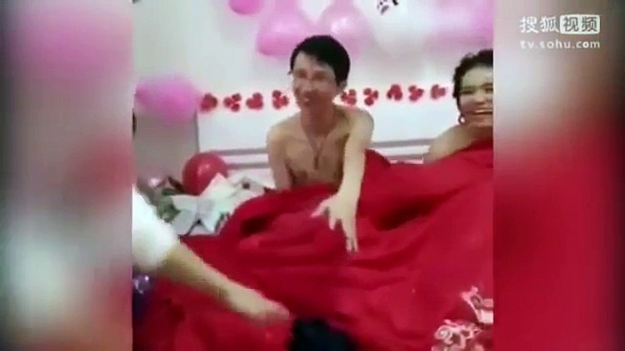 美女闹洞房 逼新人跨坐喬體位 突掀被子看活春宮