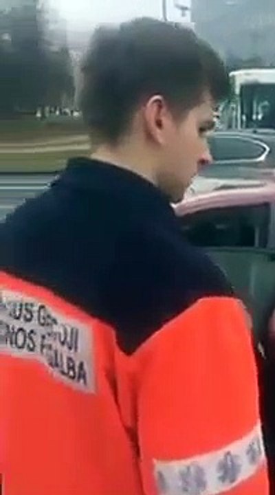 Ce conducteur tente de prendre la fuite, mais la police le stop net