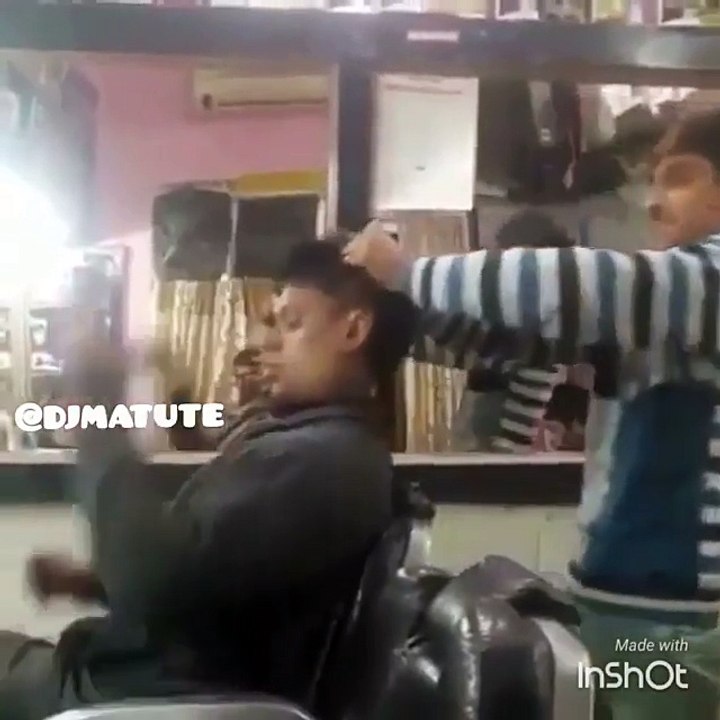 Como este bebe juega con esta serpiente ante sus padres como si fuera un juguete