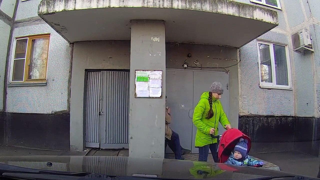 Ivre, il tente d'aider une jeune femme et son bébé mais chute sur la poussette