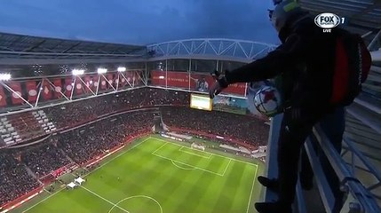 Sahaya Topu Paraşütle Getirdi