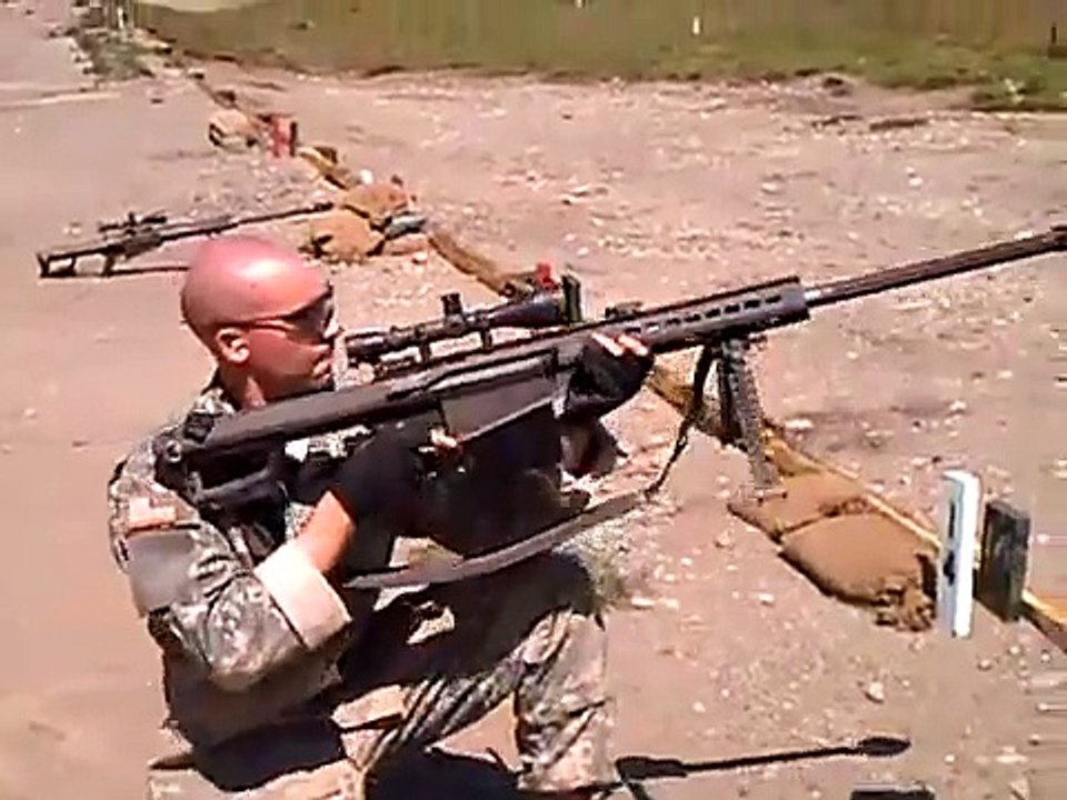 ARMY 50 cal Barrett sniper rifle fired while kneeling - Military Best long range rifle ever - il miglior fucile di precisione antimateriale dell'esercito americano
