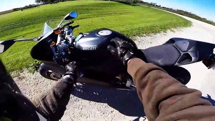 Ce biker rate son virage et s'eclate dans les graviers