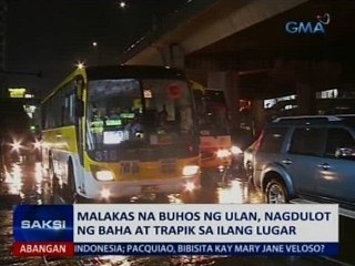 Saksi: Malakas na buhos ng ulan, nagdulot ng baha at trapik sa ilang lugar