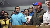 Henrique Capriles y los partidos de oposición de Venezuela hacen publico los 4 puntos de las exigencias al gobierno. Mientras esto no ocurra, continuaran en las calles. La próxima protesta será mañana en todo el país.