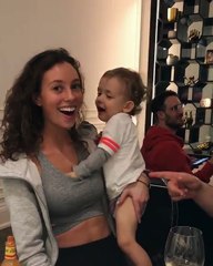 Fijate lo que mas disfruta este niño de su madre