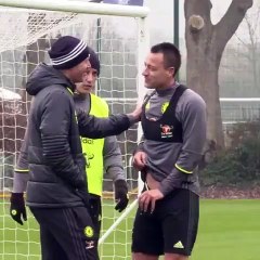 Quand David Luiz frappe Terry dans les couilles après les avoir vu !