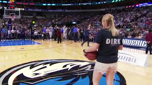 Une fan de Dirk Nowitzki rentre un tir du milieu de terrain !