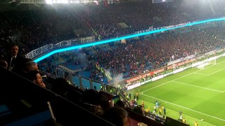 Beşiktaş taraftarı Trabzonspor taraftarına meşale attı