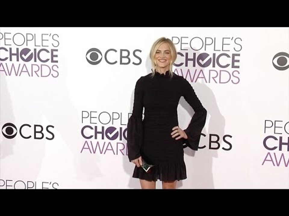 Emily Wickersham "People's Choice Awards" 2017 Red Carpet