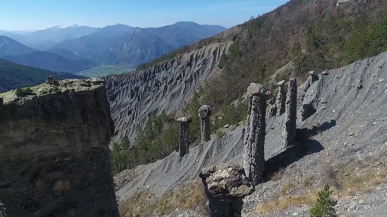 Hautes-Alpes : les Demoiselles Coifées vues par le drone D!CI