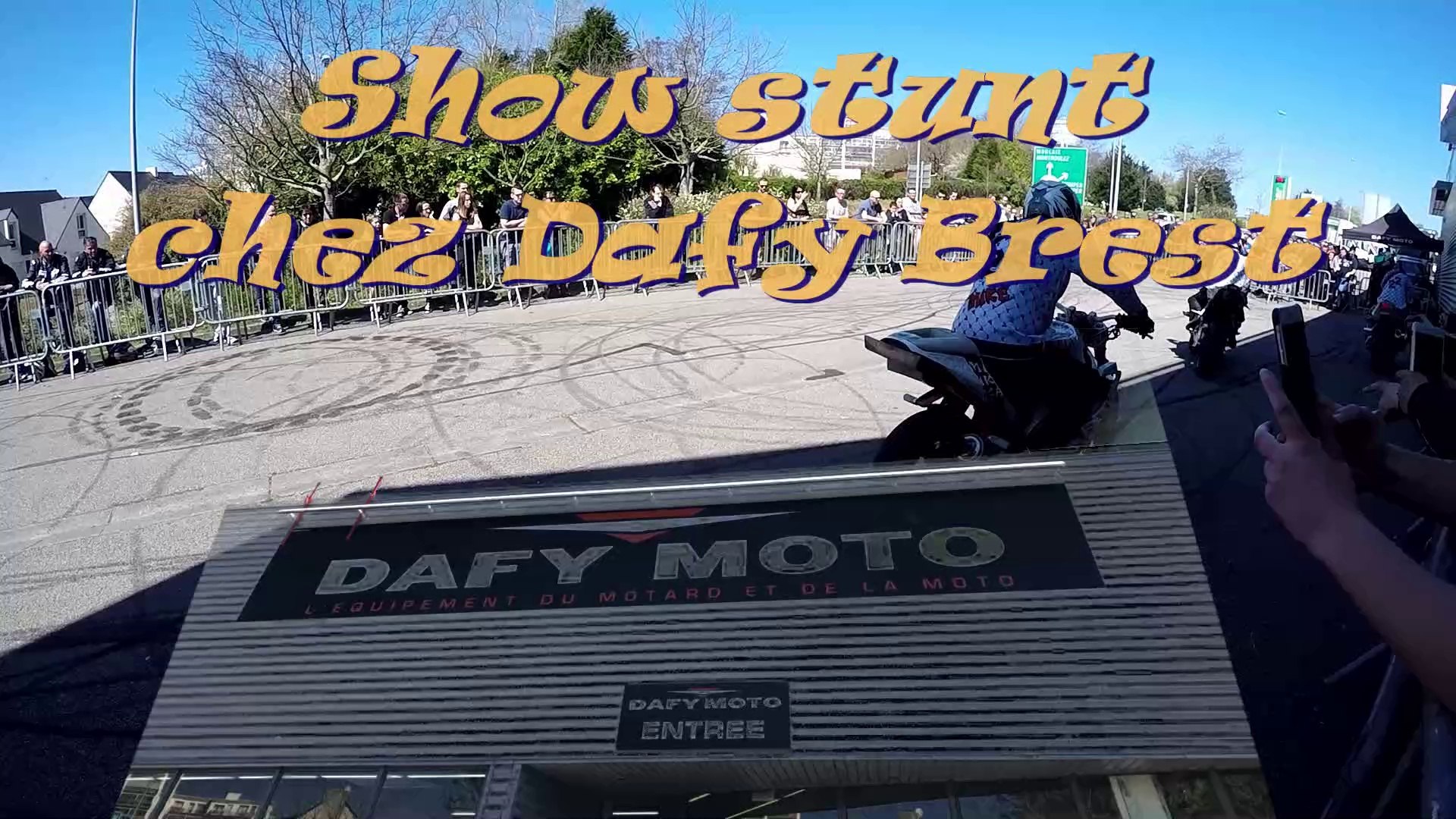 Show stunt chez Dafy moto Brest - Vidéo Dailymotion