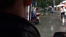 中国バイク 傘さし運転