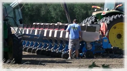 Скачать видео: John Deere Tractors Scott Farms 2016 Peanut Planting 3 John Deere Tractors