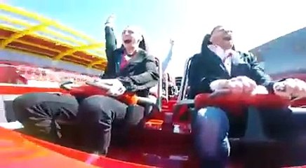 casi se come una paloma cuando se divertia en la montaña rusa.